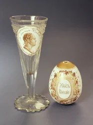 Weinglas mit undurchsichtiger Plakette mit Porträt von Alexander I, ca. 1820, und Osterei mit der Inschrift Christus ist auferstanden, ca. 1840